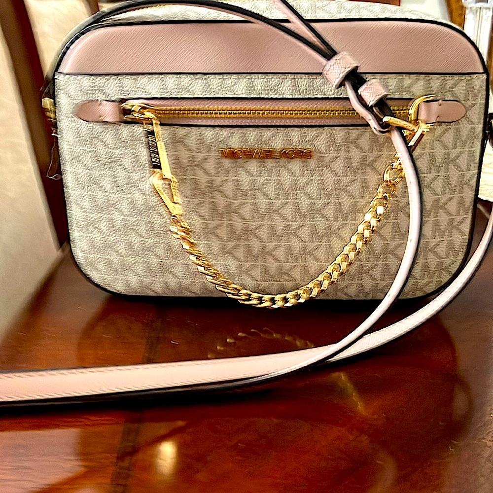 Michael Kors body bag beige